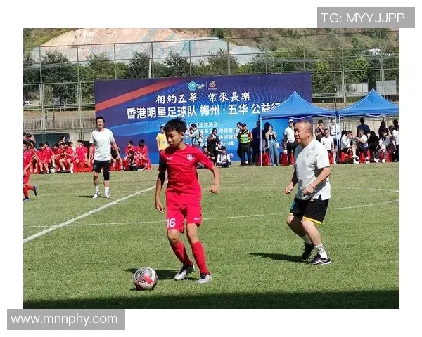 詹皇暂停时斜眼怒瞪艾顿，这表情连东契奇也难以招架，更别说顿巴斯莫尔了！